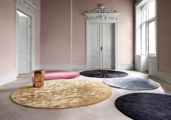Faux Cowhide Round Area Rug | Non-Slip Leather Floor Carpet for Living Room, Bedroom, and Home Décor | Modern Stylish Accent Rug(Black_4x4)
