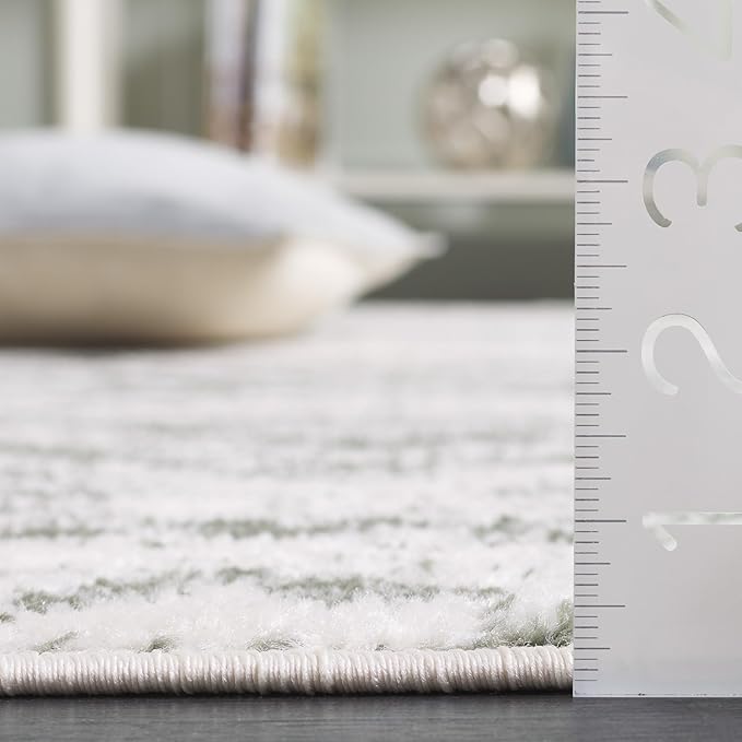SAFAVIEH Adirondack Collection Area Rug - 6' x 9', Ivory & Dark Green, Geometric Design, Non-Shedding & Easy Care, Ideal for High Traffic Areas in Living Room, Bedroom, Dining (ADR131W-6)