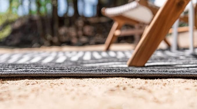 Unique Loom Sabrina Soto Outdoor Collection Geometric, Modern, Vibrant, Carved Area Rug (8' 0 x 8' 0 Round, Black/ Ivory)