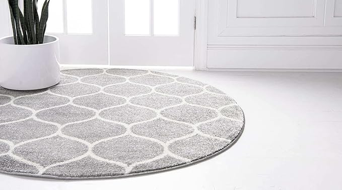 Rugs.com Lattice Frieze Collection Rug – 5' Round Light Gray Medium Rug Perfect for Kitchens, Dining Rooms