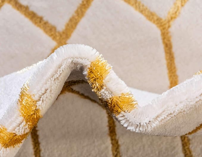 Unique Loom Marilyn Monroe Glam Collection Area Rug - Trellis (4' 1' x 6' 1' Rectangle, White Gold/ Gold)