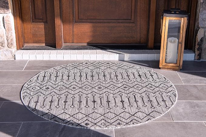 Unique Loom Outdoor Trellis Collection Area Rug - Tribal Trellis (7' 10" Round, Gray/ Black)