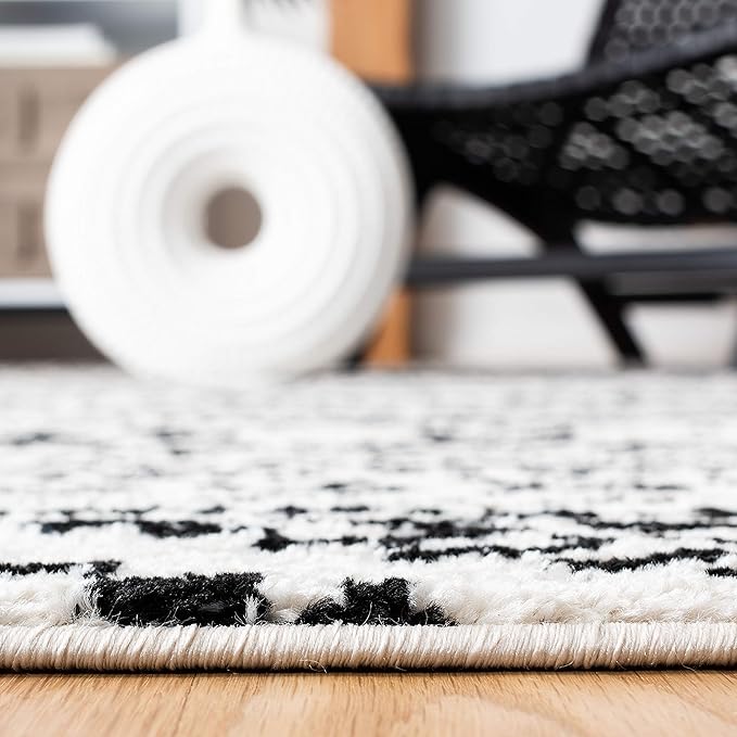SAFAVIEH Tulum Collection Area Rug - 5' Round, Ivory & Black, Moroccan Boho Tribal Design, Non-Shedding & Easy to Clean, Ideal for Living Room, Bedroom, Dining Space (TUL272B)
