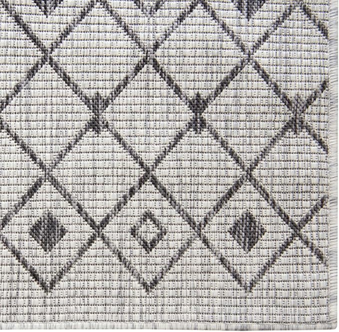 Unique Loom Outdoor Trellis Collection Area Rug - Tribal Trellis (7' 10" Square, Gray/ Black)