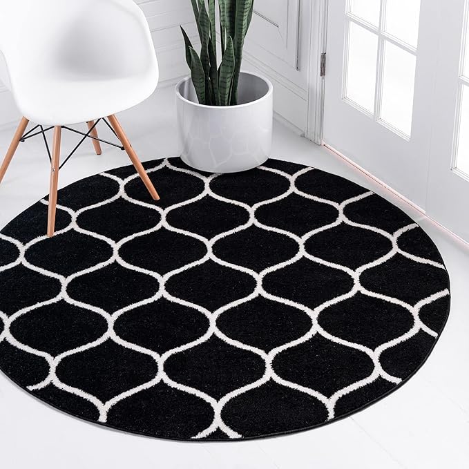 Rugs.com Lattice Frieze Collection Rug – 5' Round Black Medium Rug Perfect for Kitchens, Dining Rooms