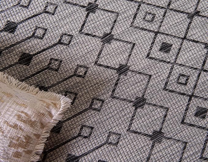 Unique Loom Outdoor Trellis Collection Area Rug - Tribal Trellis (5' 1" x 8' Rectangle, Gray/ Black)