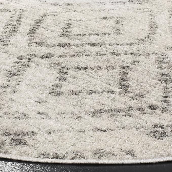 SAFAVIEH Adirondack Collection Area Rug - 4' Round, Light Grey & Grey, Modern Diamond Distressed Design, Non-Shedding & Easy Care, Ideal for High Traffic Areas in Living Room, Bedroom (ADR131C)