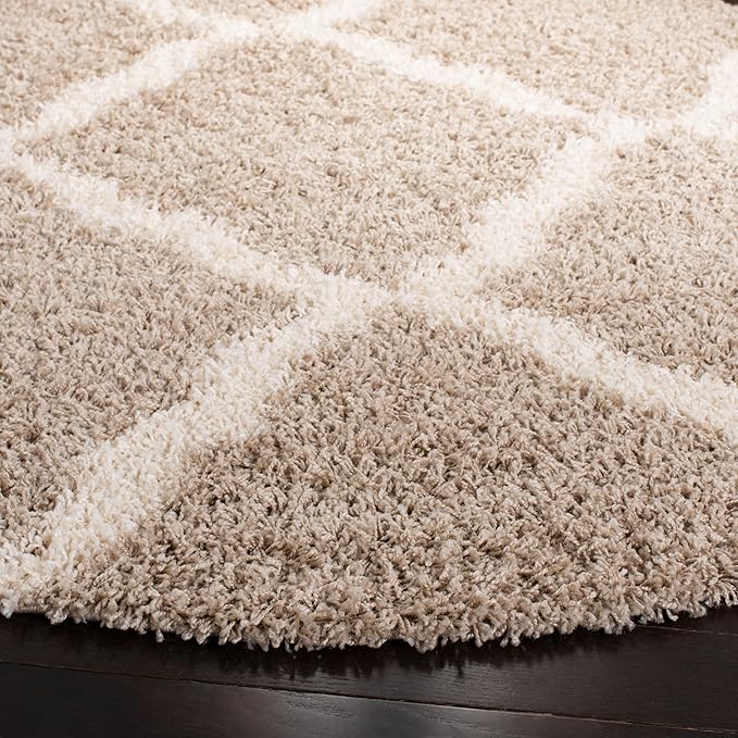 SAFAVIEH Dallas Shag Collection Area Rug - 6' Round, Beige & Ivory, Trellis Design, Non-Shedding & Easy Care, 1.5-inch Thick Ideal for High Traffic Areas in Living Room, Bedroom (SGD257D)